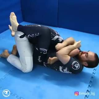 Kimura from closed guard, against a bunker of an opponent. . 📹 credit  @timura_bjj