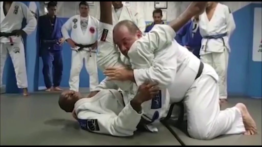 A dica de Paulo Peposo para a passagem de guarda emborcando no Jiu-Jitsu