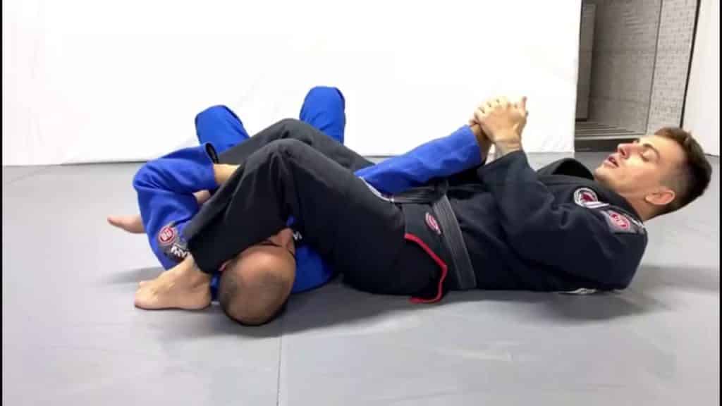 ARM LOCK NA MONTADA POSIÇÃO DE JIU JITSU