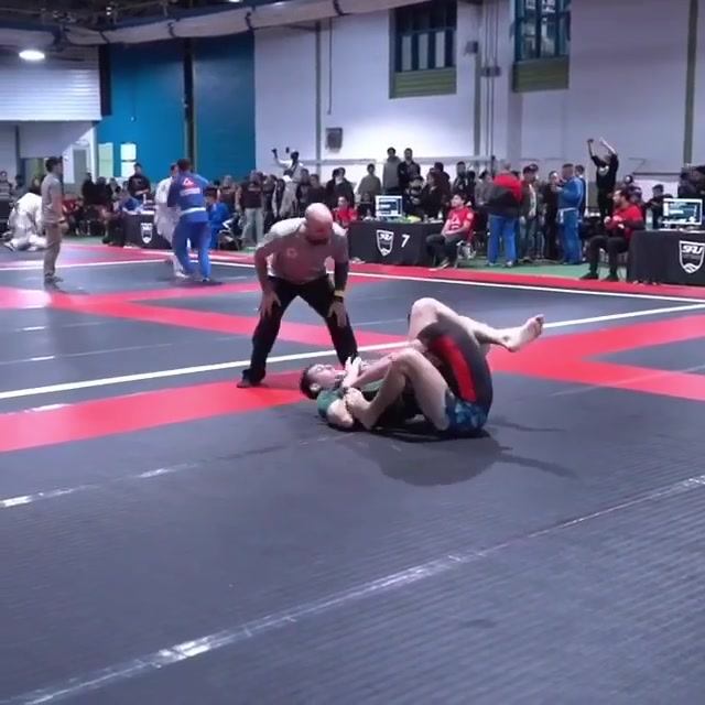 Amazing No Gi Flying Triangle by @jban02