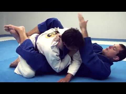 Aprenda com Roger Gracie a fazer um estrangulamento supereficiente da guarda fechada!