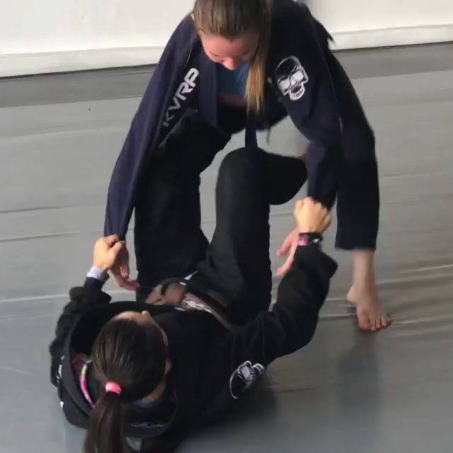 Arm Lock na Guarda Laçada + Gancho De La Riva Oss   . credit @ghi_eburneo