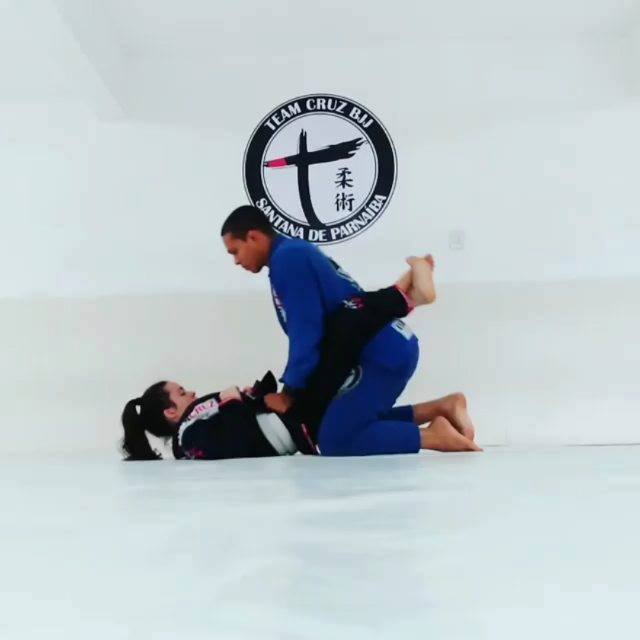 Armlock partindo da passagem de guarda emborcada  Se gostou curta e compartilhe ...