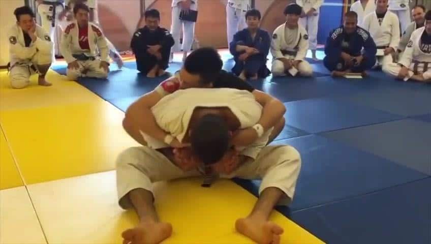 Awesome breakdown of a practice roll between Rene Gracie and The KoreanZombie 코리안좀비