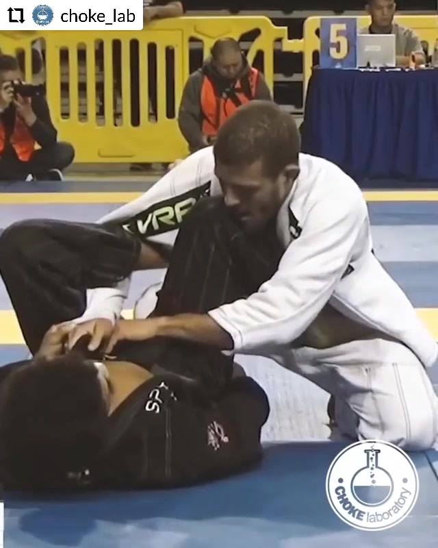 Awesome choke from the Lasso/DLR Guard, by Jamil Taylor.
 @Choke_lab