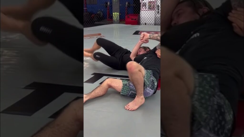 Back roll to finish the D’arce! Front headlock made easy is now available on Jujiclub!