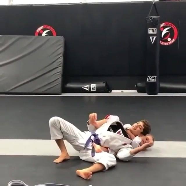 Cartwheel Pass to Choke by @lilyjiujitsu