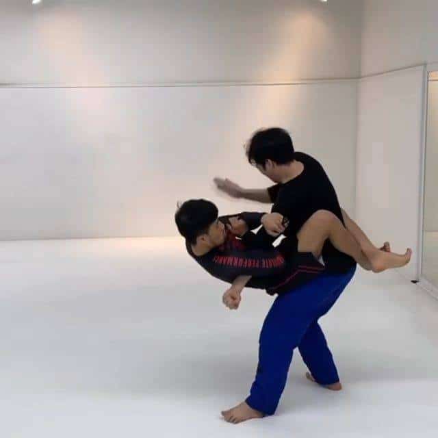 Chave reta pulando na guarda, de @hyunsungkim00 - Straight Arm Bar jumping on gu