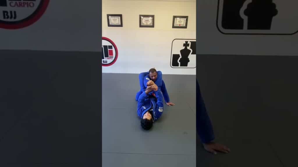 Closed Guard: Triangle Set Up #bjjlifestyle #jiujitsu #bjj #enjoyjiujitsu #longbeach