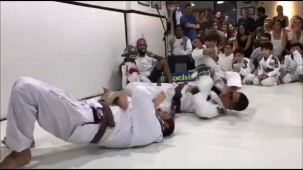 Defesa pessoal como destaque na graduação da Mauro Ayres BJJ