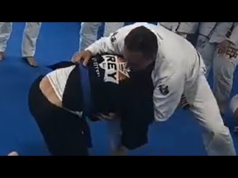 Desafio - Faixa azul de jiu-jitsu veio  me derrubar e tomou invertida surpresa