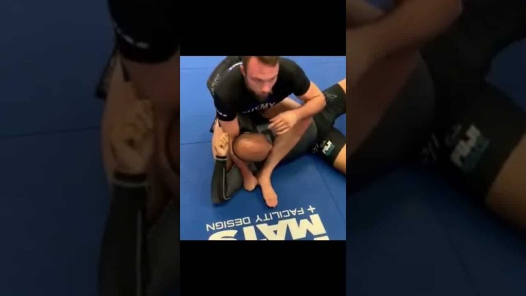 Different TRIANGLE Choke From Mount by CRAIG JONES