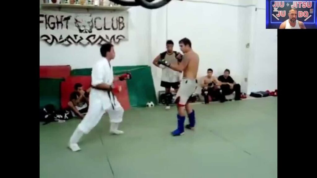 Ele entrou na academia e fez um desafio na frente de todos- KARATE vs MUAY THAI