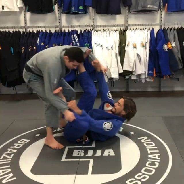 Excelente ataque partindo da guarda Aranha, com o multi-campeão @caioterrabjj -