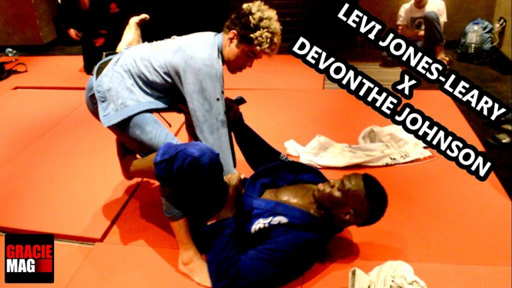 Exclusivo: O treino de Levi Jones-Leary e Devonthe Johnson nos bastidores do World Pro