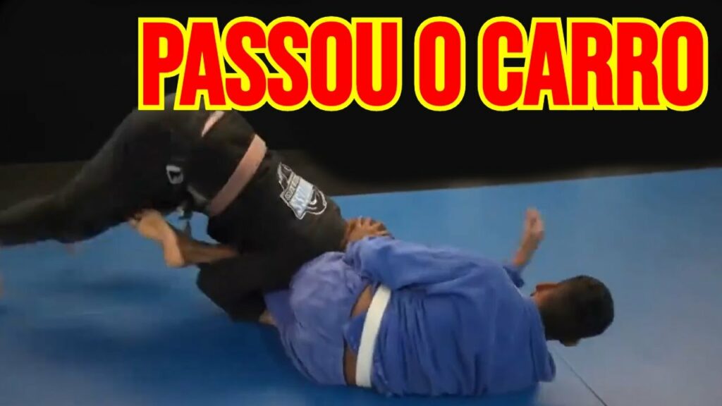 Faixa branca de Jiu jitsu passando o carro em Faixa marro e Faixa roxa