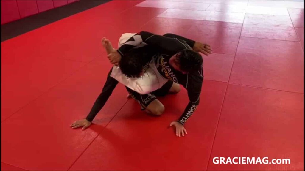 Felipe Neto ensina a fintar a raspagem e finalizar no triângulo no Jiu-Jitsu