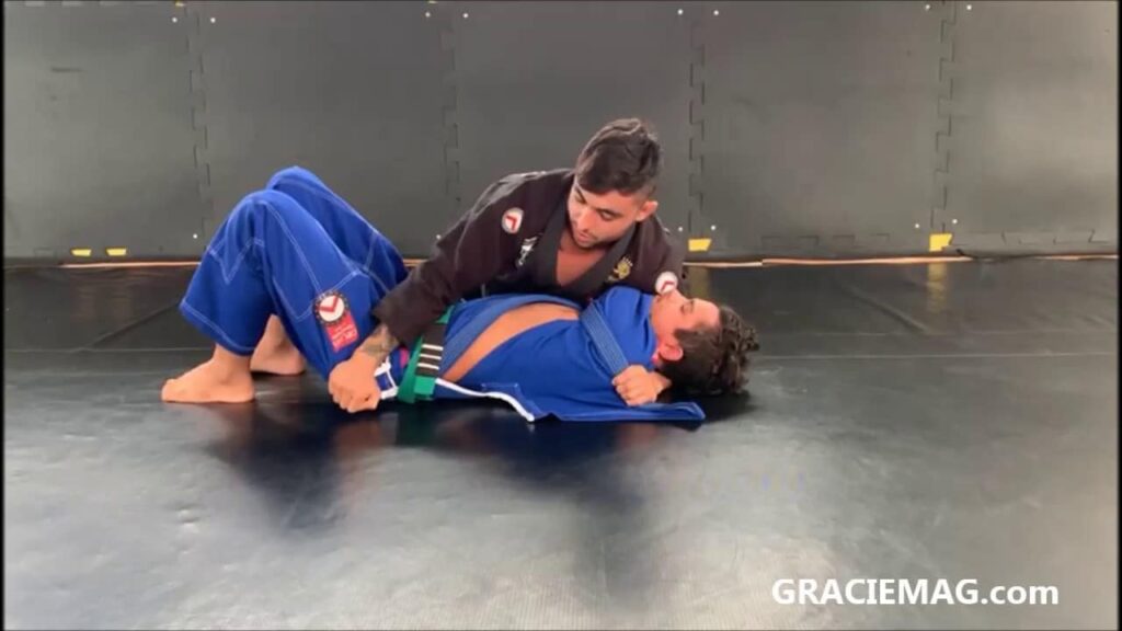 GMI: Felipe Giarolla ensina a estrangular do cem-quilos travando o braço no Jiu-Jitsu