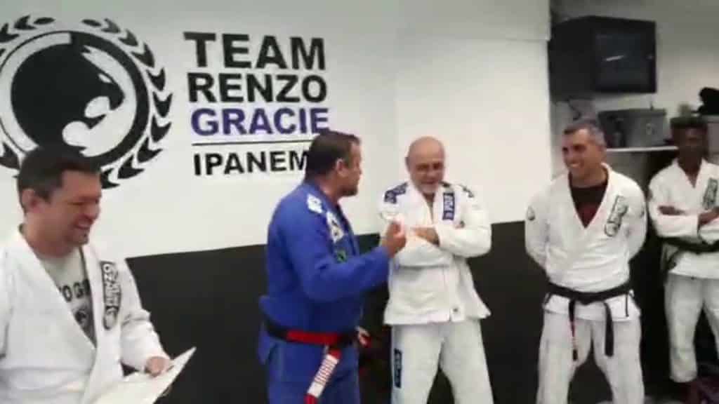 Galon faixa coral aluno do Rolls Gracie