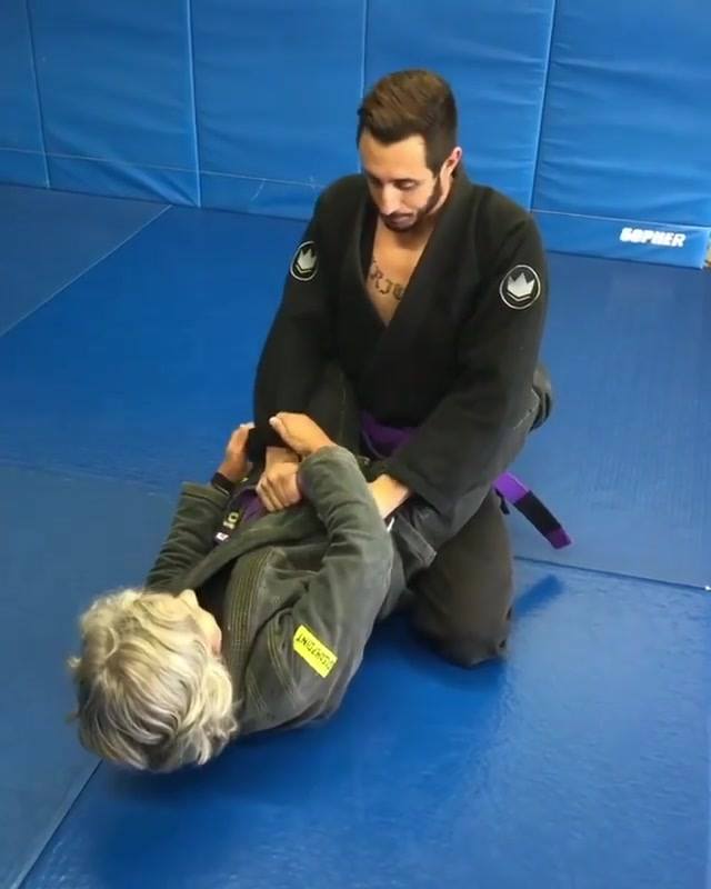 Gift wrap sweep to back take @phayem  @volfbjj