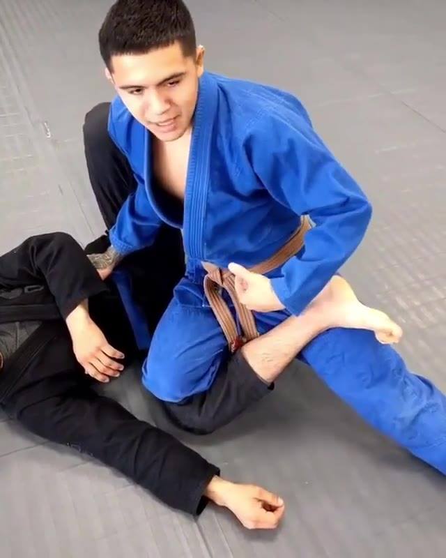 Guard Pass ends with a straight ankle lock by @samuelnagai