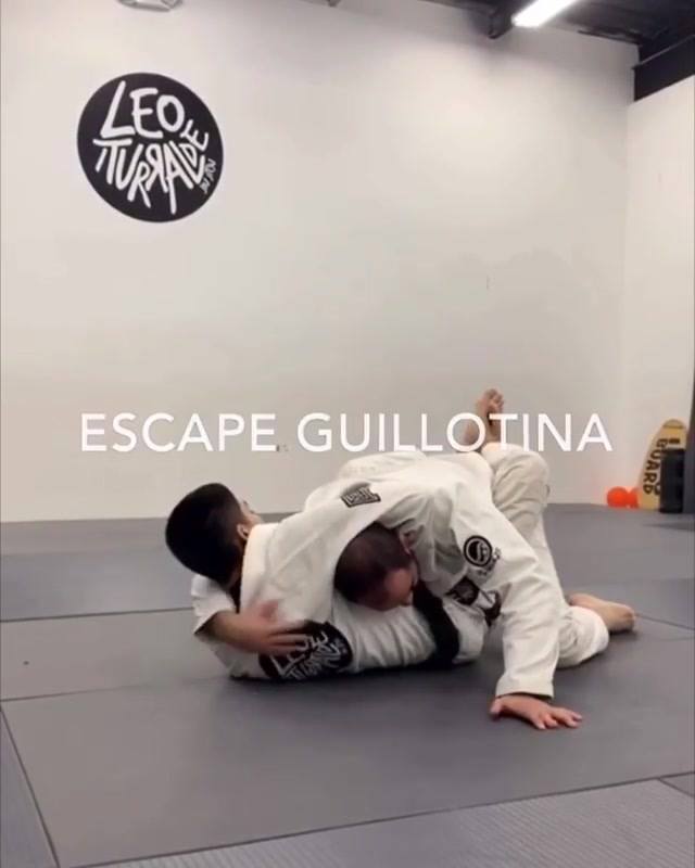 Guillotine Escape by @leoiturralde