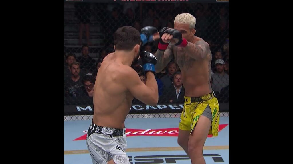 How did Charles Oliveira not get the tap?! 😳