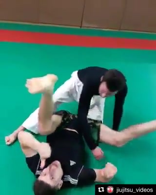 How to set up a triangle choke from the back position