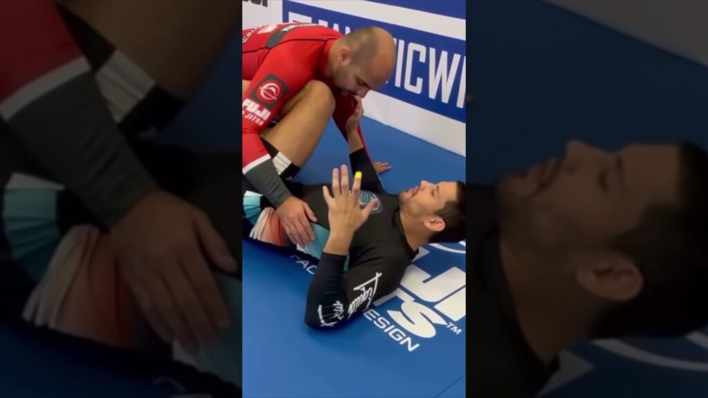 I love this sweep from Felipe Pena. So simple and so efficient… Have you tried it in training?