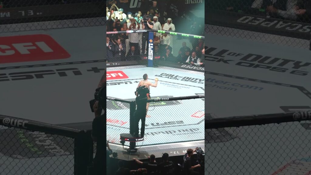 ILIA TOPURIA KNOCKS OUT MAX HOLLOWAY 😱 #UFC308