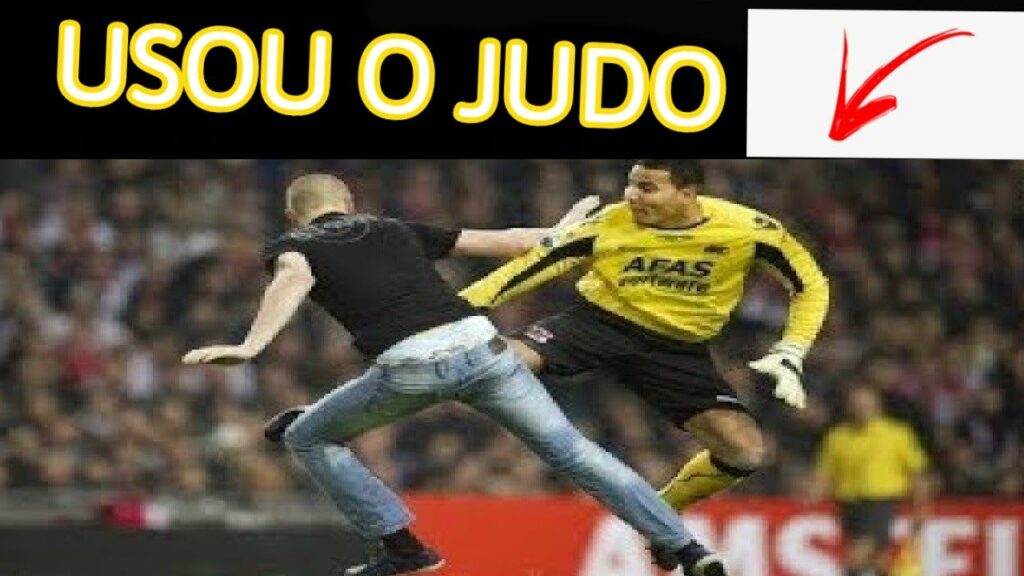 JOGADOR DE FUTEBOL USA O JUDO PARA NEUTRALIZAR AGRESS0R NO JOGO - (Teve covardia)