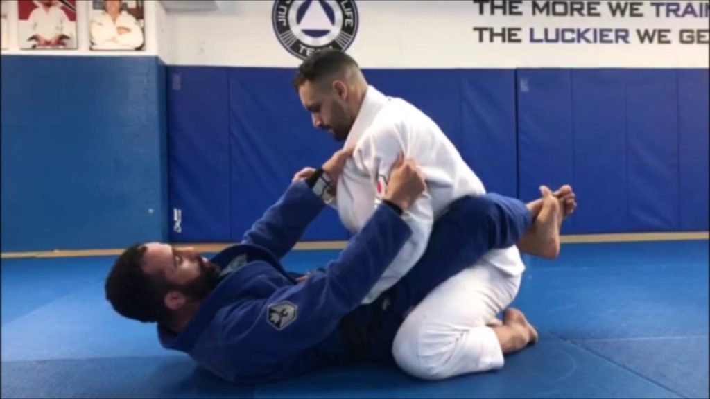 Jorge Britto ensina armdrag da guarda fechada no Jiu-Jitsu