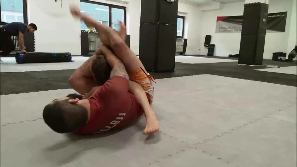 Knee Shield and Just Cryangle Choke by @abelbjj