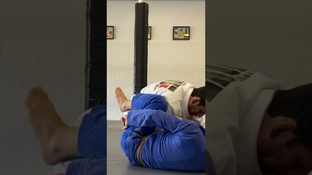 Knee Slice pass from De la Riva #bjj #guardpass #delariva