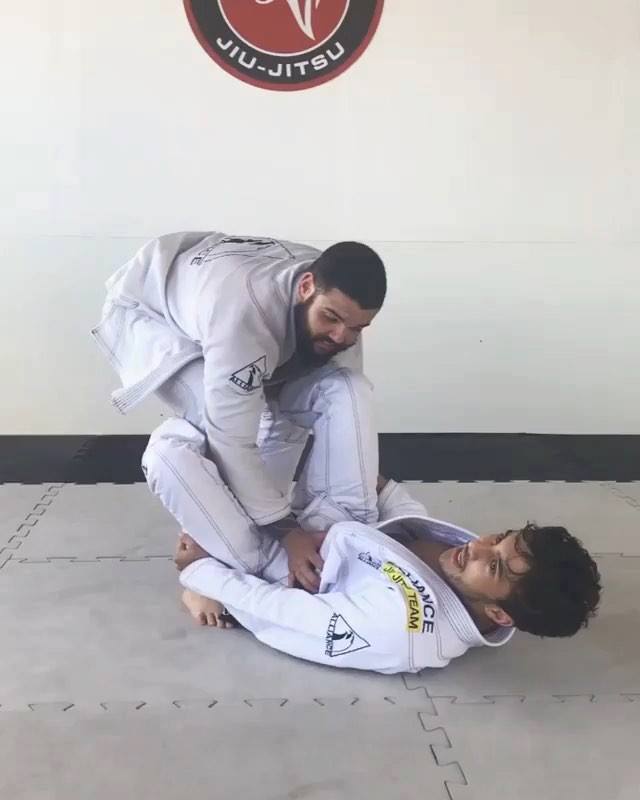 Marca um parceiro de treino!
 #Repost @cleitosoares
 ・・・
 Omoplata partindo da gu...