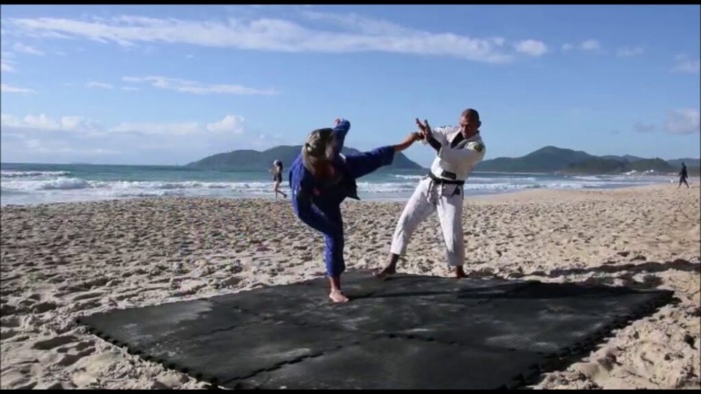 Matheus Zimmermann ensina Jiu-Jitsu e defesa pessoal nas praias de Floripa