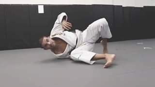 Moving the hips is the main element to have a good guard in Jiu Jitsu