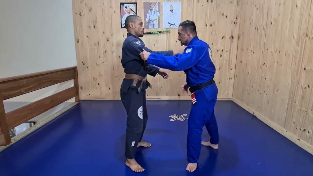 QUANO O OPONENTE VAI PEGAR MINHAS COSTAS O QUE FAZER ? - VEJA NO VIDEO AULA FEU BJJ