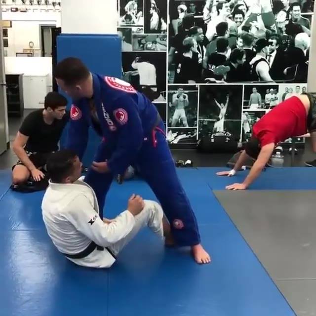 Quick Loop choke when opponent tries to Sit up by Mestre Renzo Gracie