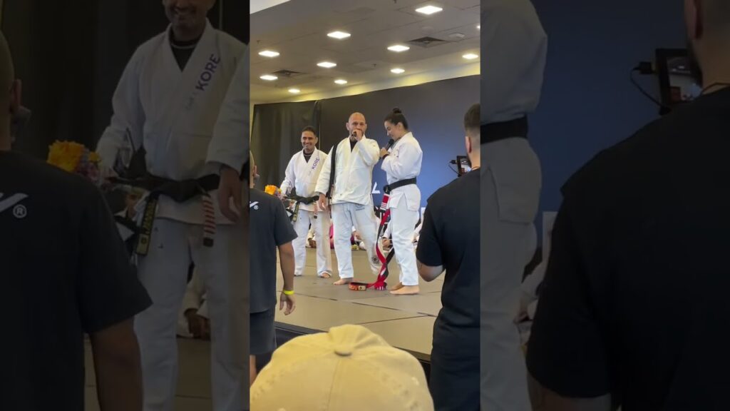 Ralph Gracie recebe faixa-coral das mãos da sobrinha Kyra na Gracie Kore e se torna mestre de BJJ