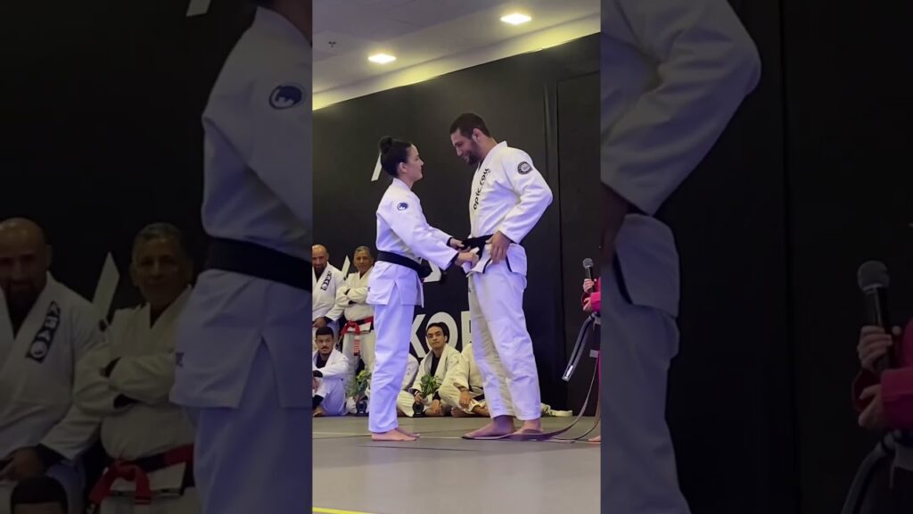 Rayron Gracie recebe a faixa-preta de Jiu-Jitsu