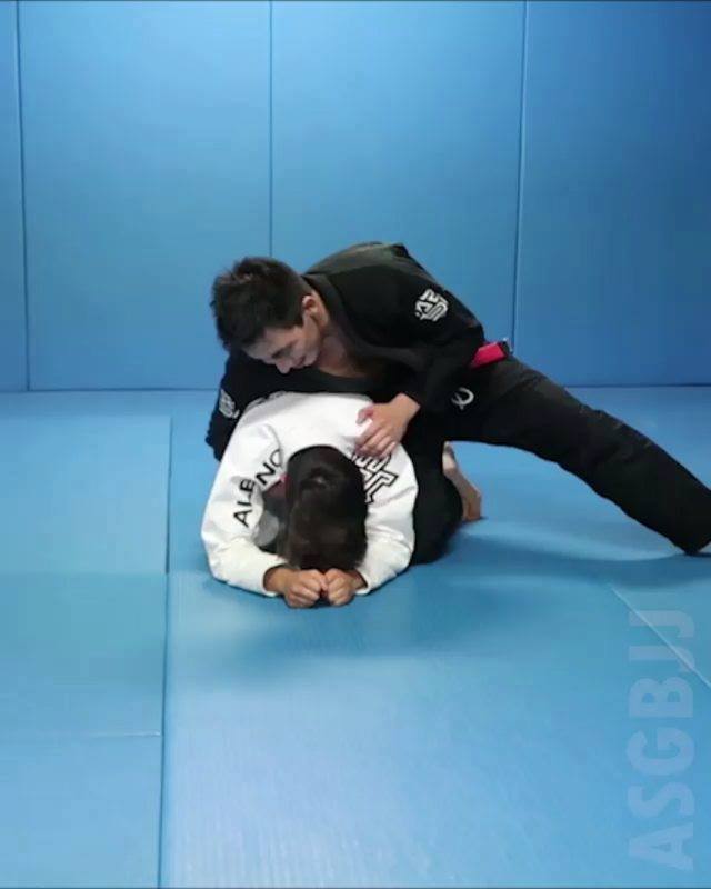 #Repost from @asgbjj with TopTech 
  ... 
 Cool choke inspired by a Rafa Mendes ...