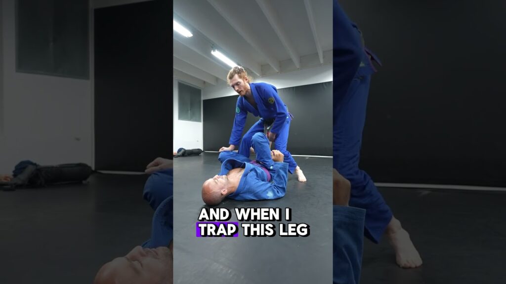 Reverse Grip Knee Cut From HQ