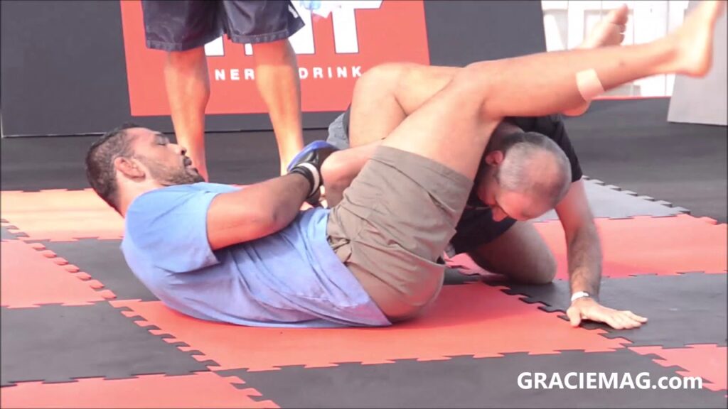 Rodrigo Minotauro e Ricardo de la Riva em treino de Jiu-Jitsu na praia da Barra da Tijuca