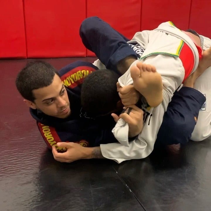 Rubber Guard in the Gi @buggyjae_jiujitsu uses the Meathook to control the p