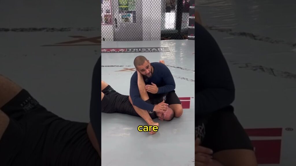 S-Mount double armbar fundamentals from mount! Find more on Jujiclub advanced basics #bjj #ufc