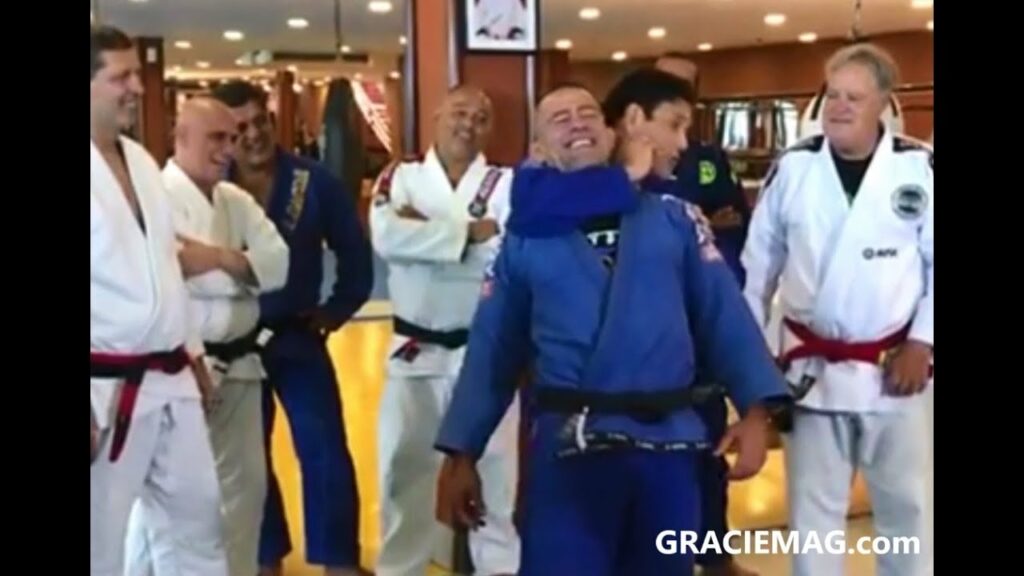 Sergio Mallandro ensina o estrangulamento "glu glu yeah yeah" no Jiu-Jitsu