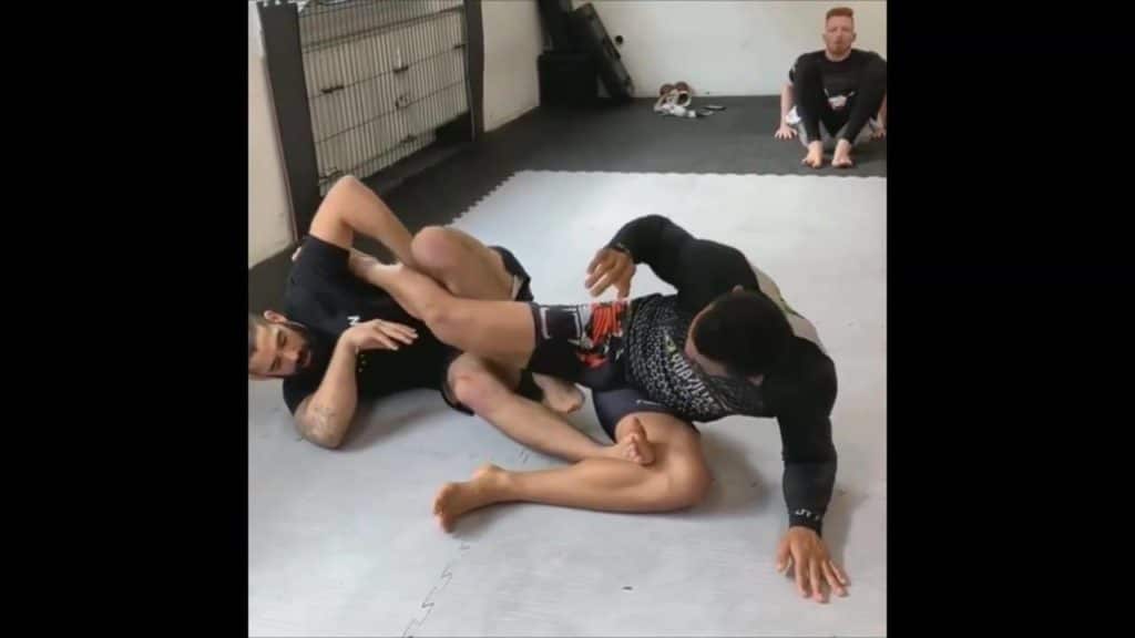 Skateboard Pass to 2⃣ Destructives Ankle Locks by @abelbjj