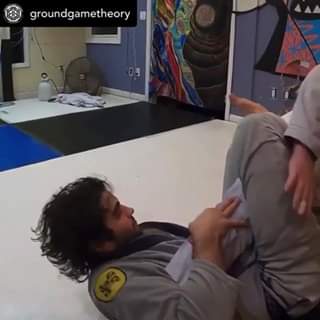 Slick knee bar from spider guard  
 @groundgametheory
 #leglocker #leglocks #nogi