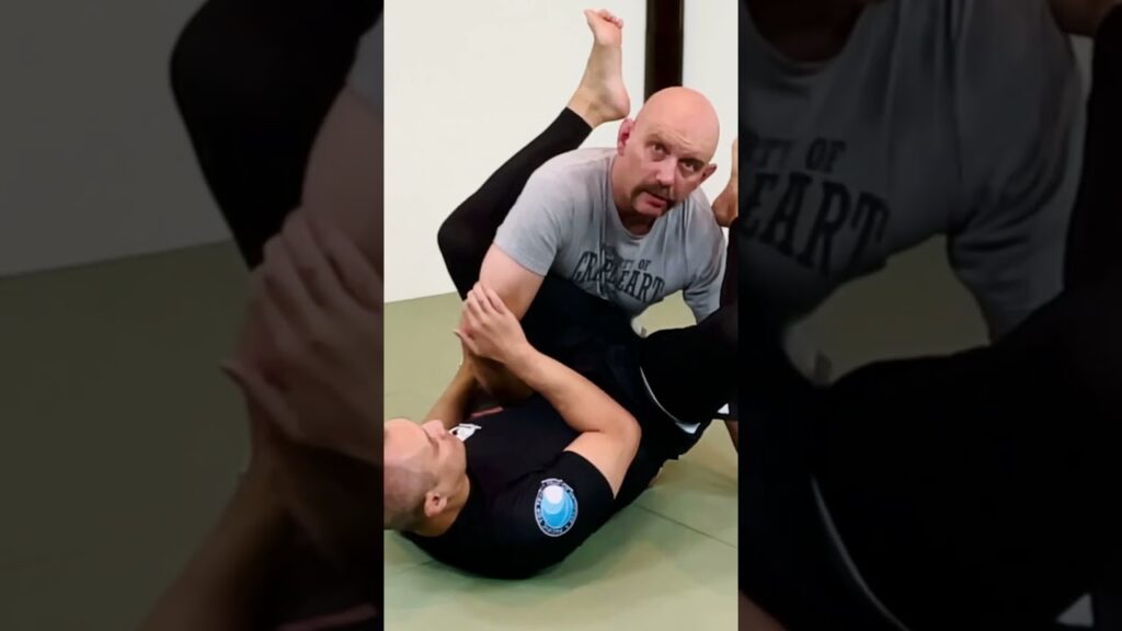 Three ways to go from the triangle choke to the omoplata armlock #bjj #jiujitsu #omoplata #triangle